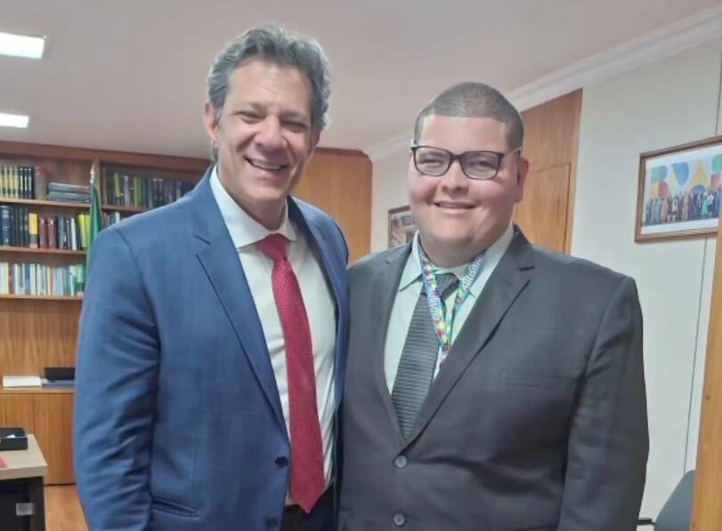 JOÃO PEDRO, JOVEM AUTISTA MORADOR DE ILHÉUS, É RECEBIDO POR LULA E MINISTROS