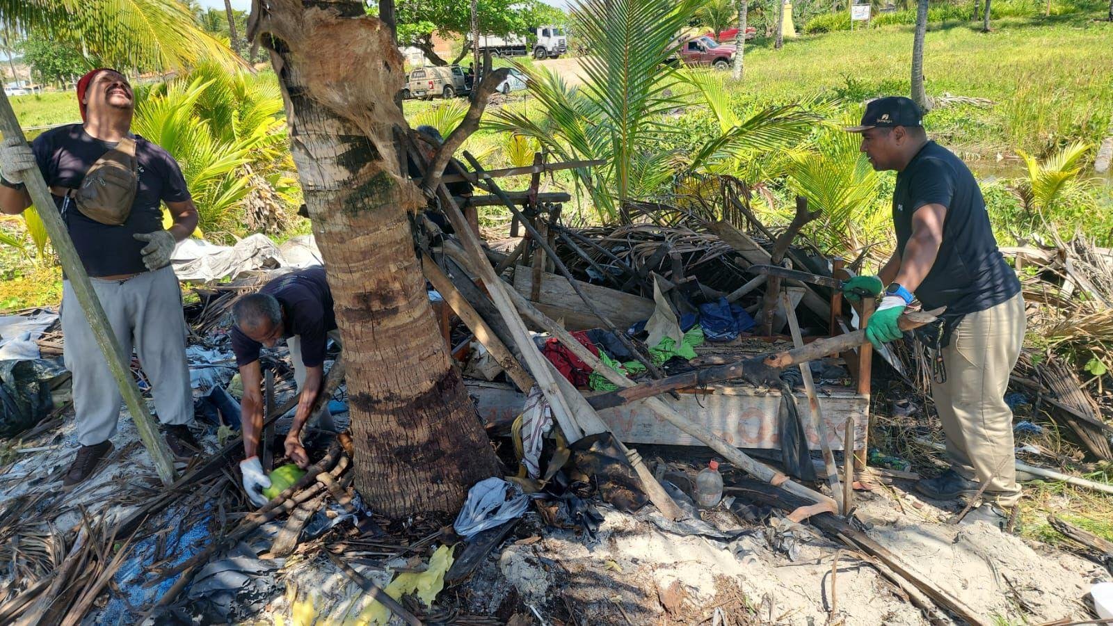 PREFEITURA DE ILHÉUS INTENSIFICA REMOÇÃO DE ESTRUTURAS IRREGULARES EM PRAIAS E ESPAÇOS PÚBLICOS