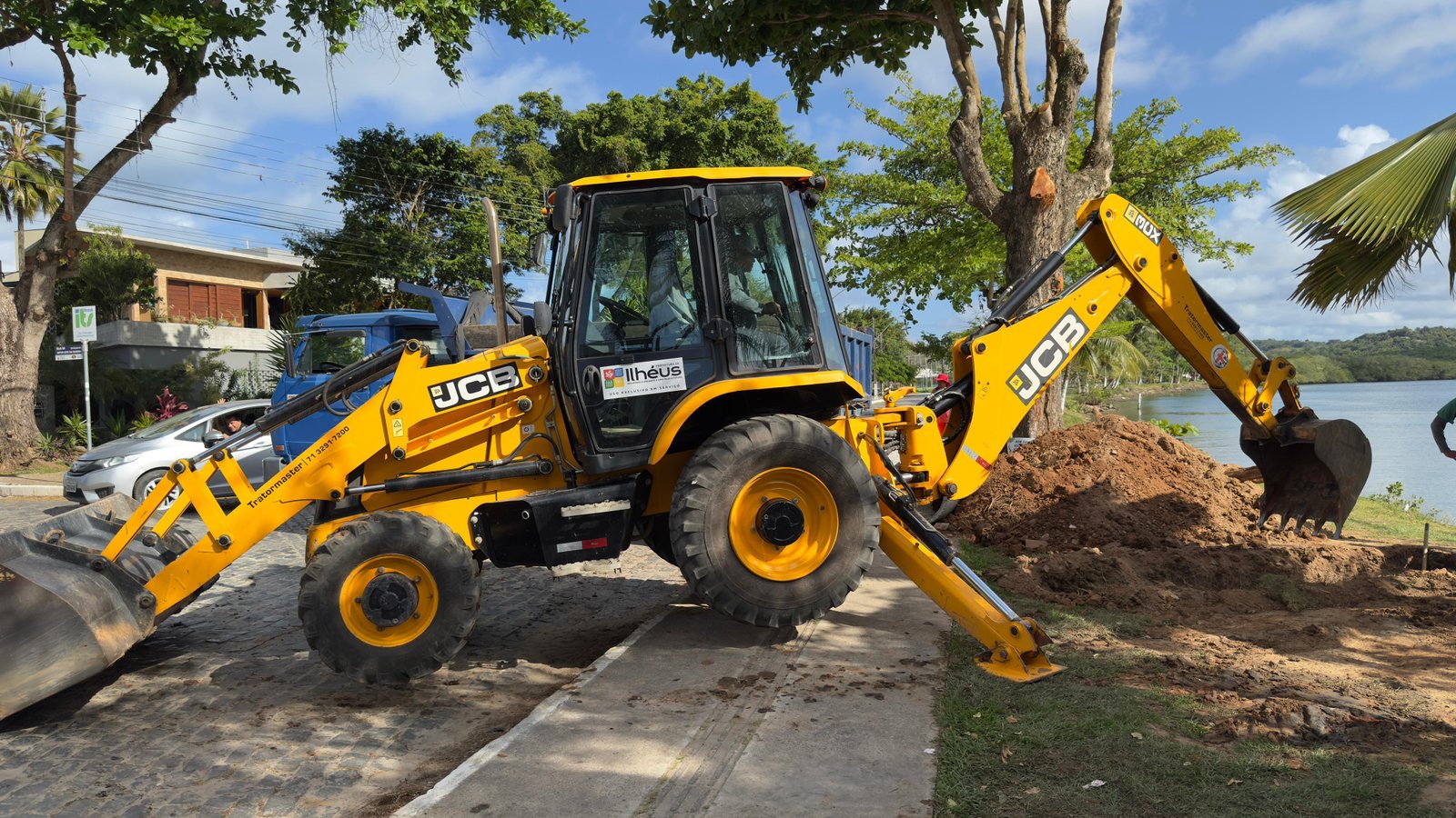 PREFEITURA DE ILHÉUS REALIZA TROCA DE MANILHAS DE CONCRETO NA ORLA DA SAPETINGA