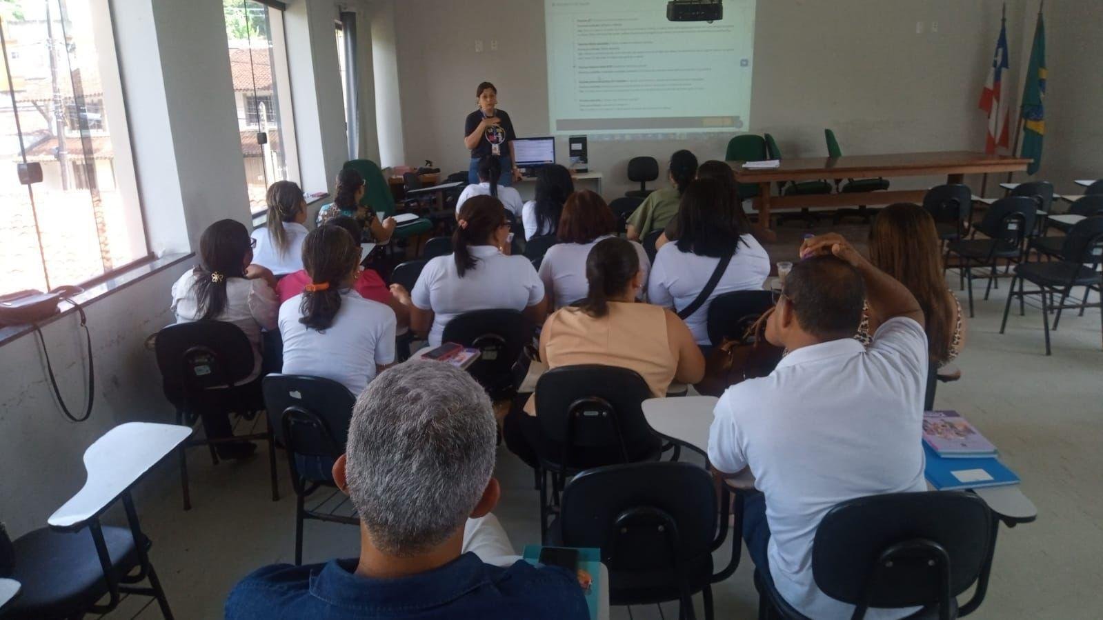 AGENTES COMUNITÁRIOS DE SAÚDE DE ILHÉUS PARTICIPAM DE TREINAMENTO SOBRE CALENDÁRIO VACINAL AGENTES COMUNITÁRIOS DE SAÚDE DE ILHÉUS PARTICIPAM DE TREINAMENTO SOBRE CALENDÁRIO VACINAL