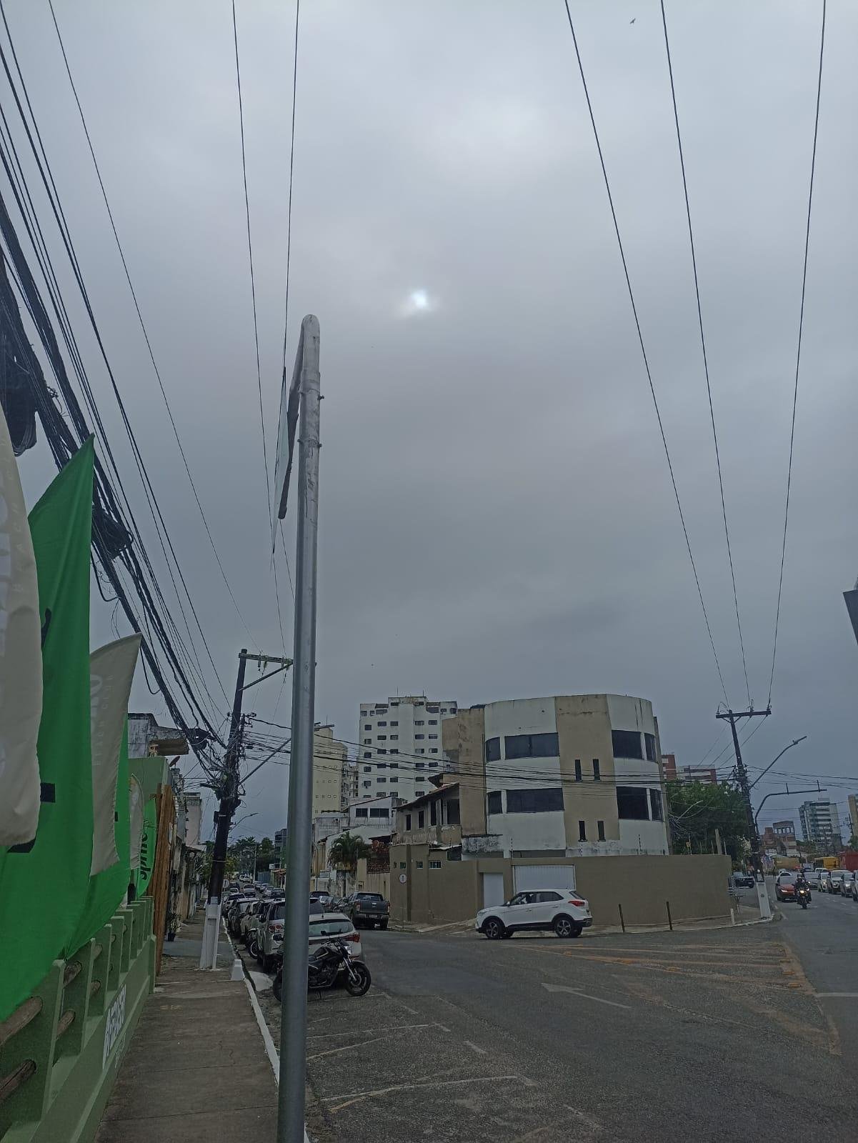 TRANSFORMADOR PEGA FOGO NAS PROXIMIDADES DA AVENIDA MILTON SANTOS E DEIXA BAIRROS SEM ENERGIA EM ILHÉUS