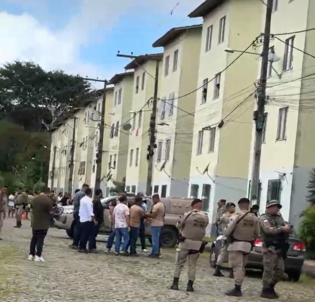 HOMEM QUE MANTINHA MULHER E CRIANÇA REFÉNS SE ENTREGA APÓS TRÊS HORAS DE TENSÃO EM CONDOMÍNIO DE ILHÉUS