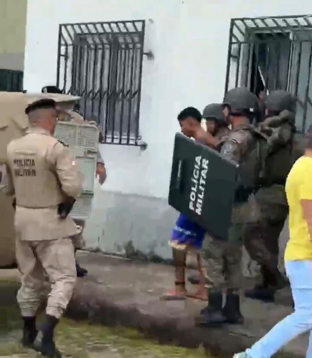 HOMEM QUE MANTINHA MULHER E CRIANÇA REFÉNS SE ENTREGA APÓS TRÊS HORAS DE TENSÃO EM CONDOMÍNIO DE ILHÉUS