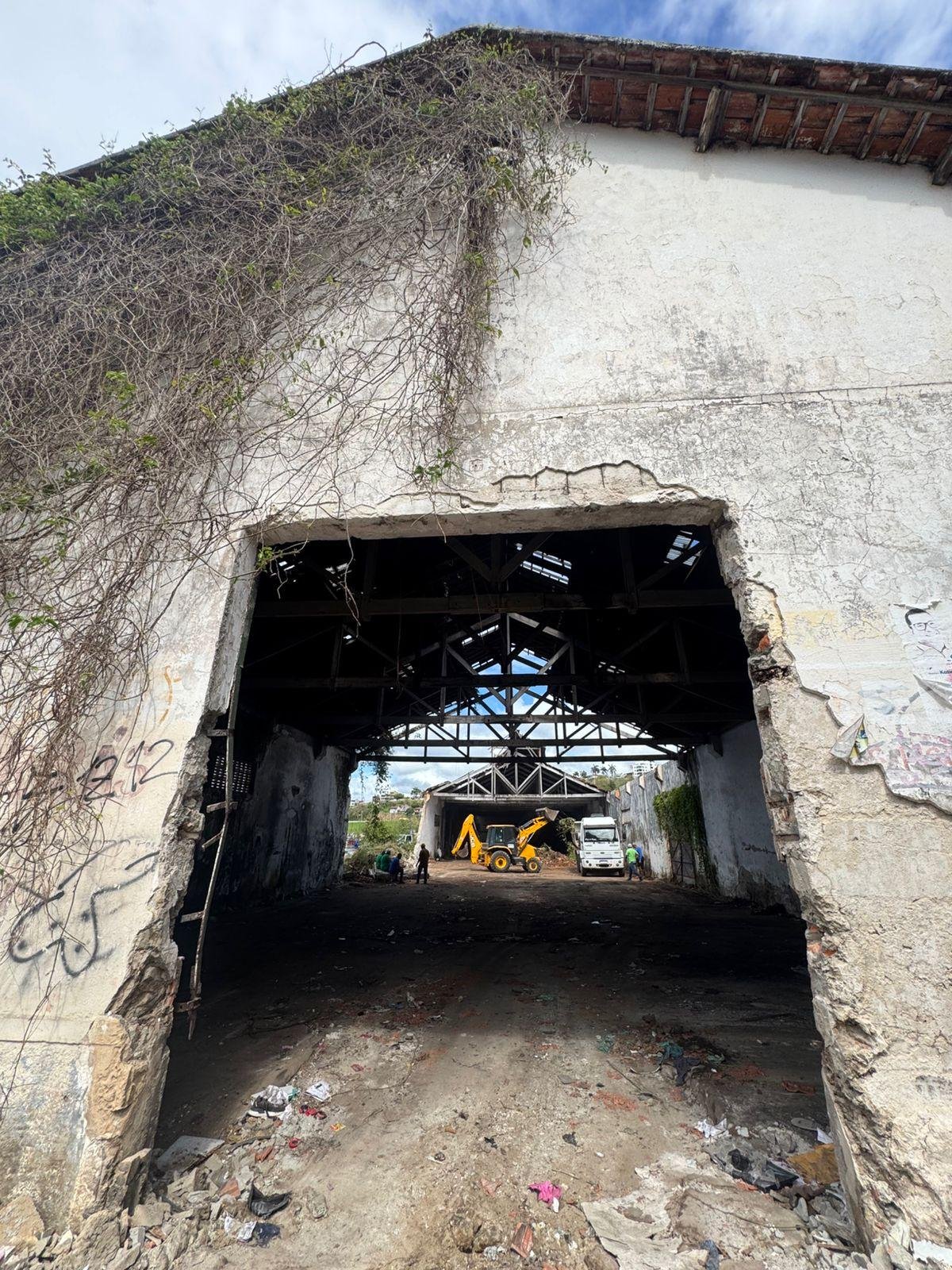 PREFEITURA DE ILHÉUS INICIA DEMOLIÇÃO DE GALPÕES DA CODEBA QUE OFERECIAM RISCOS À POPULAÇÃO