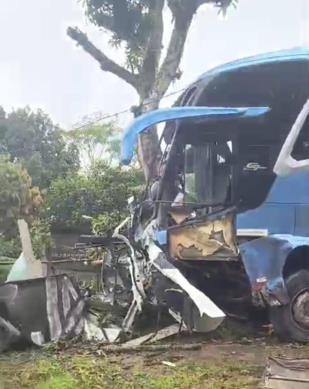 COLISÃO ENTRE ÔNIBUS E CARRO DE PASSEIO DEIXA VÍTIMA FATAL NA RODOVIA ILHÉUS–ITABUNA