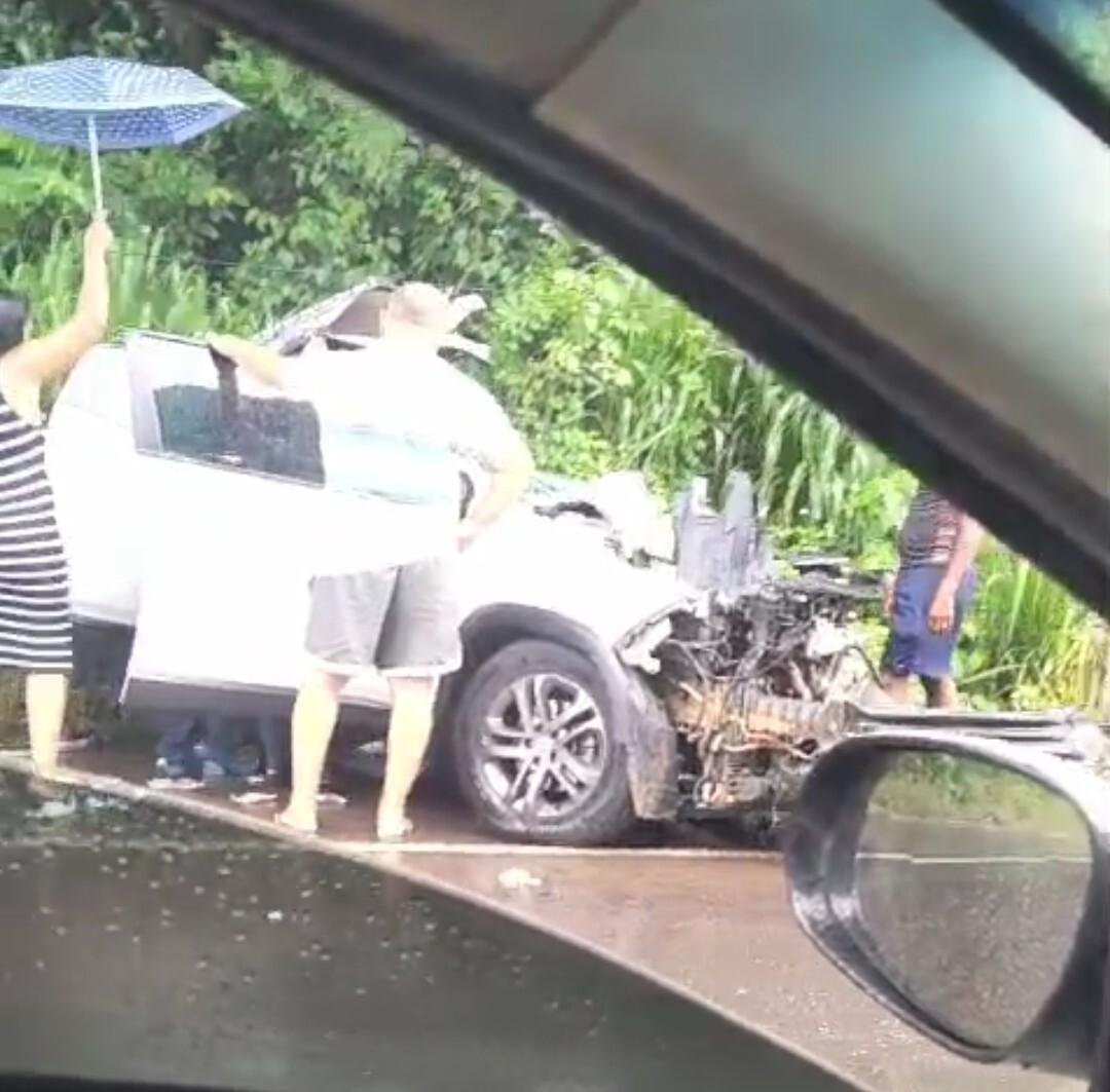 COLISÃO ENTRE ÔNIBUS E CARRO DE PASSEIO DEIXA VÍTIMA FATAL NA RODOVIA ILHÉUS–ITABUNA