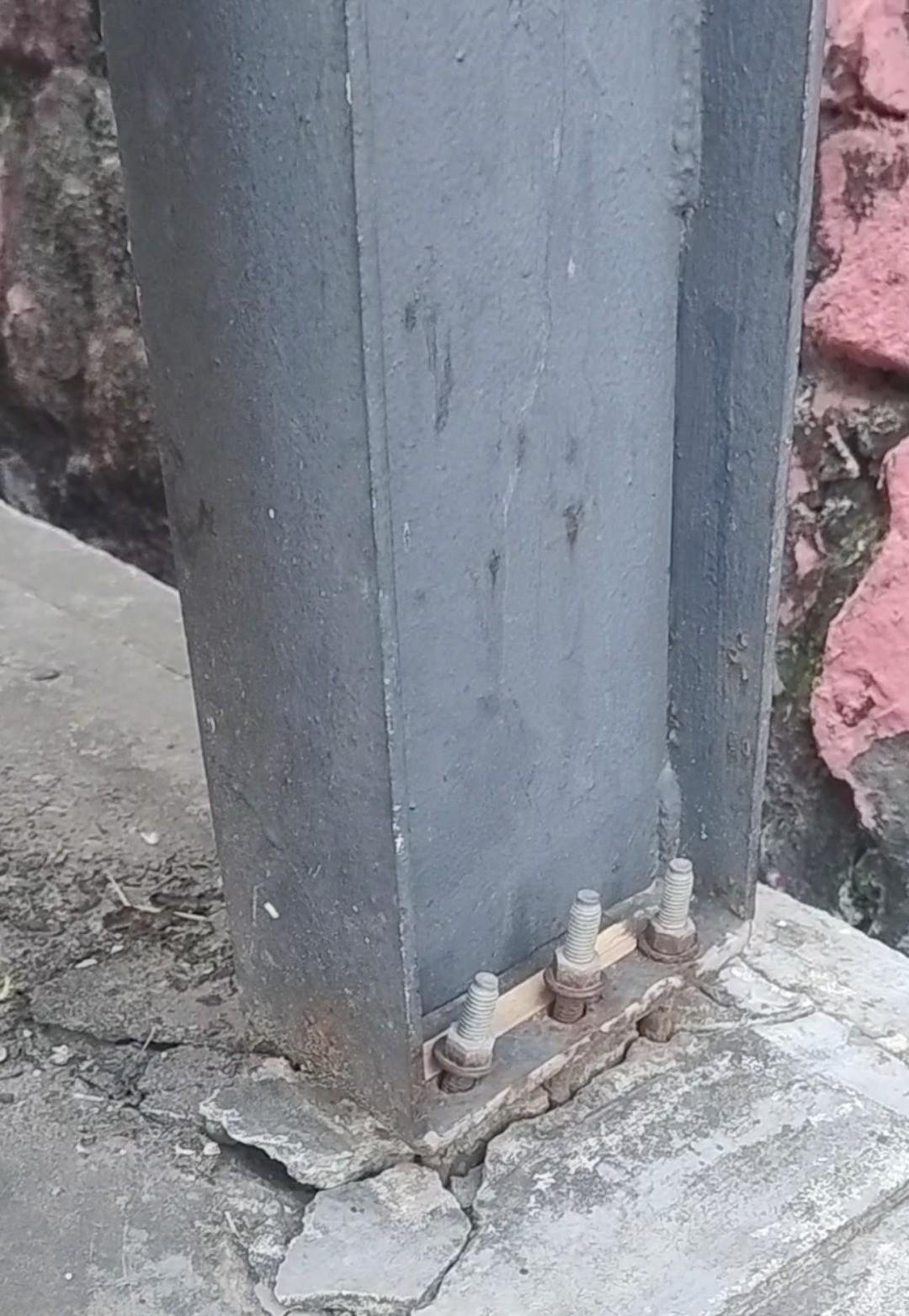 OUVINTE DENUNCIA SITUAÇÃO DE ABRIGO DE ÔNIBUS NO CENTRO DE ILHÉUS, QUE ESTÁ DANIFICADO E AMEAÇA SEGURANÇA DE USUÁRIOS