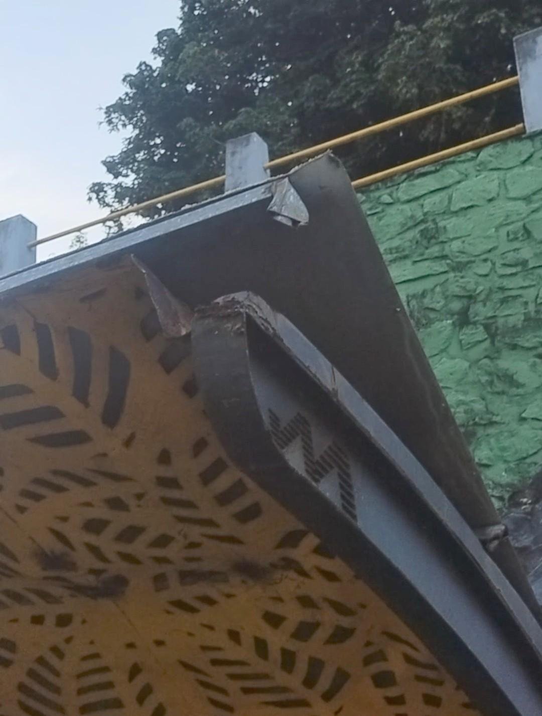 OUVINTE DENUNCIA SITUAÇÃO DE ABRIGO DE ÔNIBUS NO CENTRO DE ILHÉUS, QUE ESTÁ DANIFICADO E AMEAÇA SEGURANÇA DE USUÁRIOS