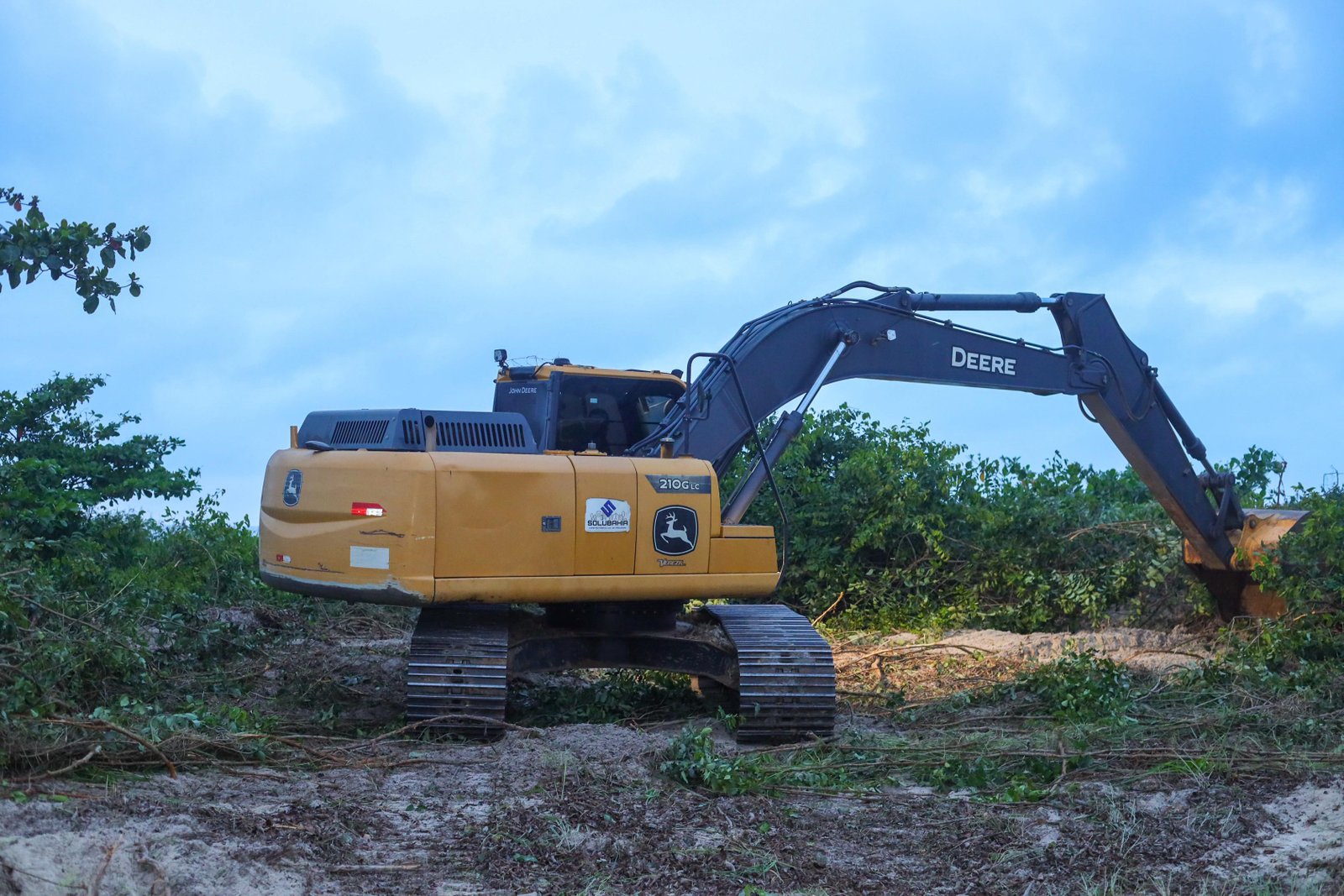 PREFEITURA DE ILHÉUS INICIA LIMPEZA NA PRAIA DA AVENIDA SOARES LOPES