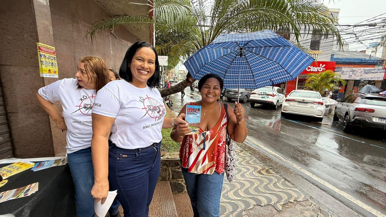 AGENTES DE ENDEMIAS REALIZAM BLITZ EDUCATIVA NO CENTRO DE ILHÉUS PARA MOBILIZAR POPULAÇÃO NO COMBATE À DENGUE 