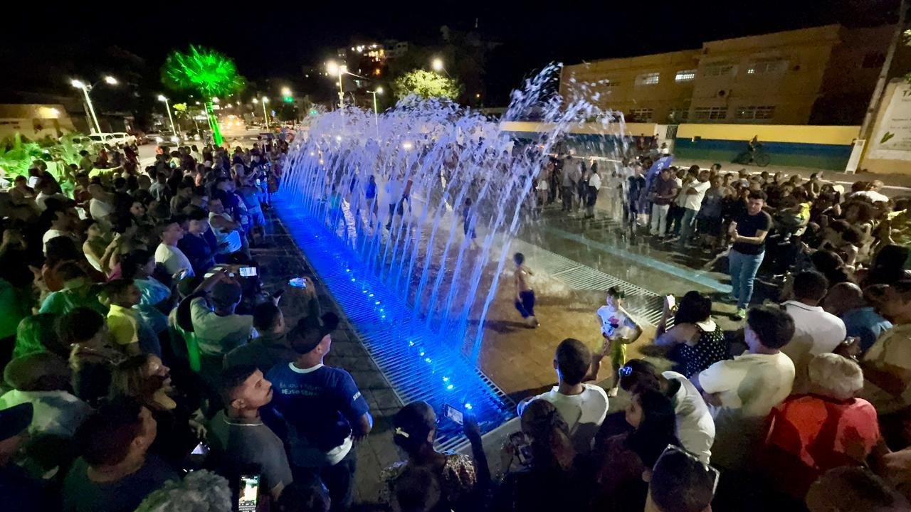 PRAÇA MISAEL TAVARES É INAUGURADA COM DESTAQUE PARA TÚNEL DE ÁGUA LUMINOSA PRAÇA MISAEL TAVARES É INAUGURADA COM DESTAQUE PARA TÚNEL DE ÁGUA LUMINOSA