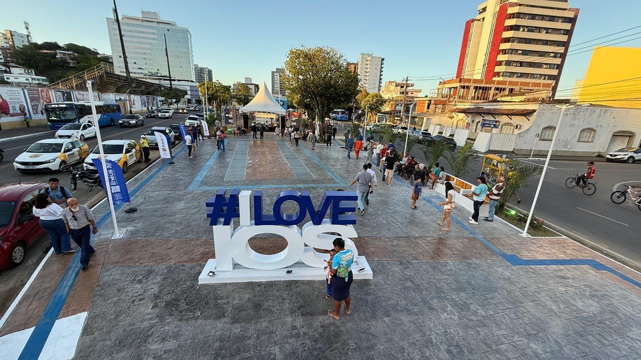 PRAÇA MISAEL TAVARES É INAUGURADA COM DESTAQUE PARA TÚNEL DE ÁGUA LUMINOSA PRAÇA MISAEL TAVARES É INAUGURADA COM DESTAQUE PARA TÚNEL DE ÁGUA LUMINOSA