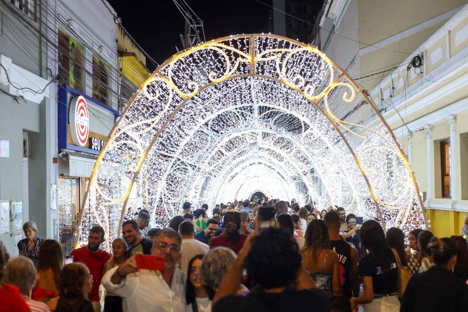 PAPAI NOEL ESTARÁ NA AVENIDA DOIS DE JULHO TODA SEXTA, SÁBADO E DOMINGO, DAS 17H ÀS 20H, ATÉ 6 DE JANEIRO