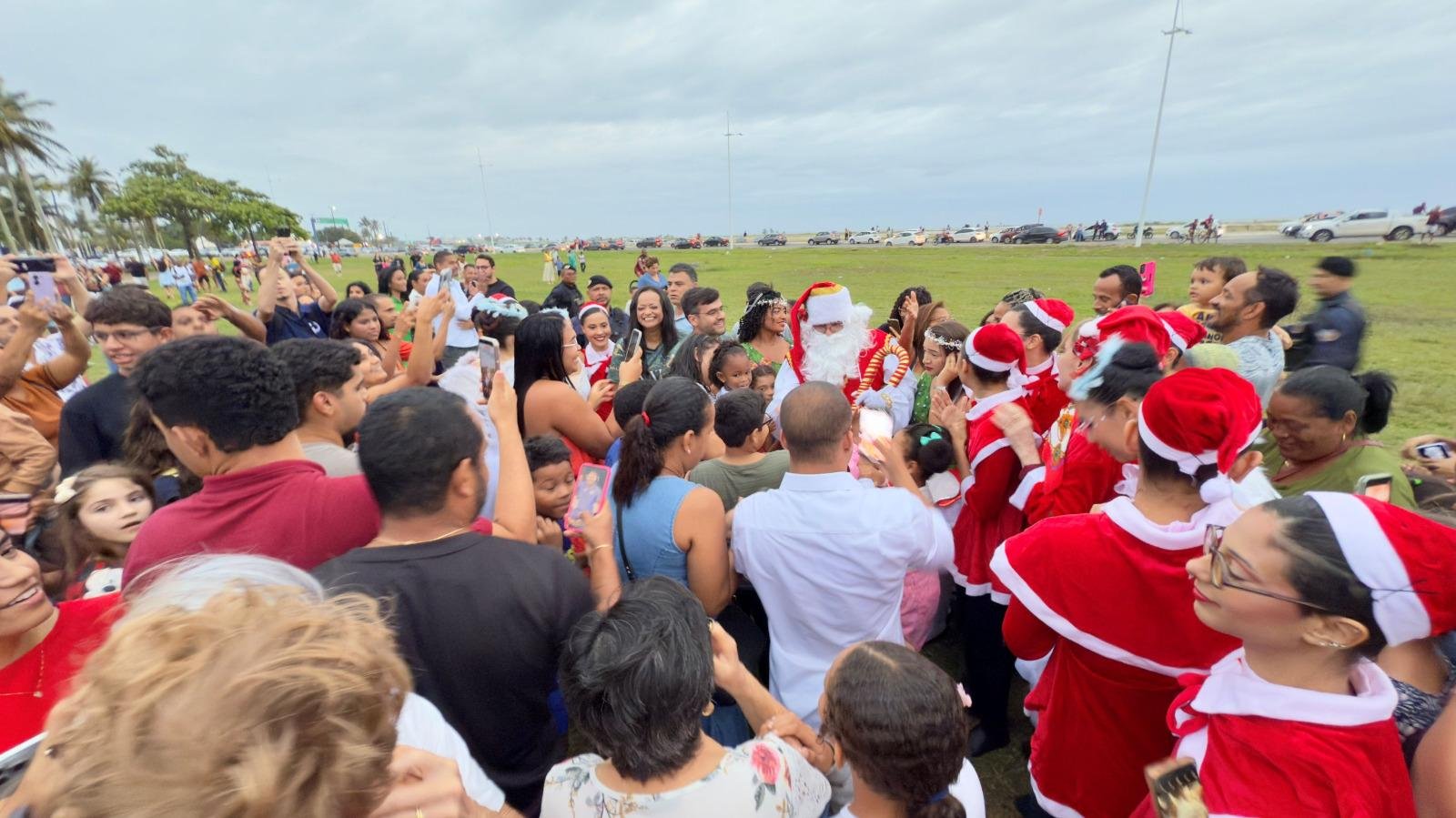 PAPAI NOEL ESTARÁ NA AVENIDA DOIS DE JULHO TODA SEXTA, SÁBADO E DOMINGO, DAS 17H ÀS 20H, ATÉ 6 DE JANEIRO