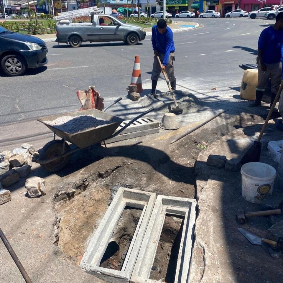 REDE PLUVIAL É DESOBSTRUÍDA PRÓXIMA À PRAÇA CAIRU, EM ILHÉUS