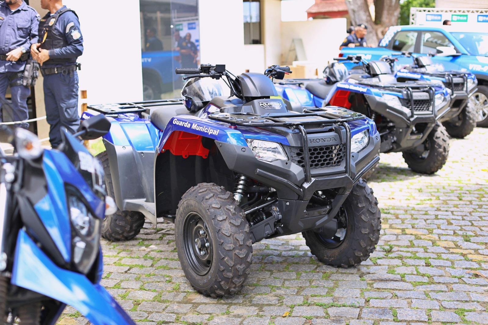 GUARDA CIVIL MUNICIPAL DE ILHÉUS RECEBE COLETES, MOTOS E NOVA VIATURA EM CERIMÔNIA DOS 45 ANOS