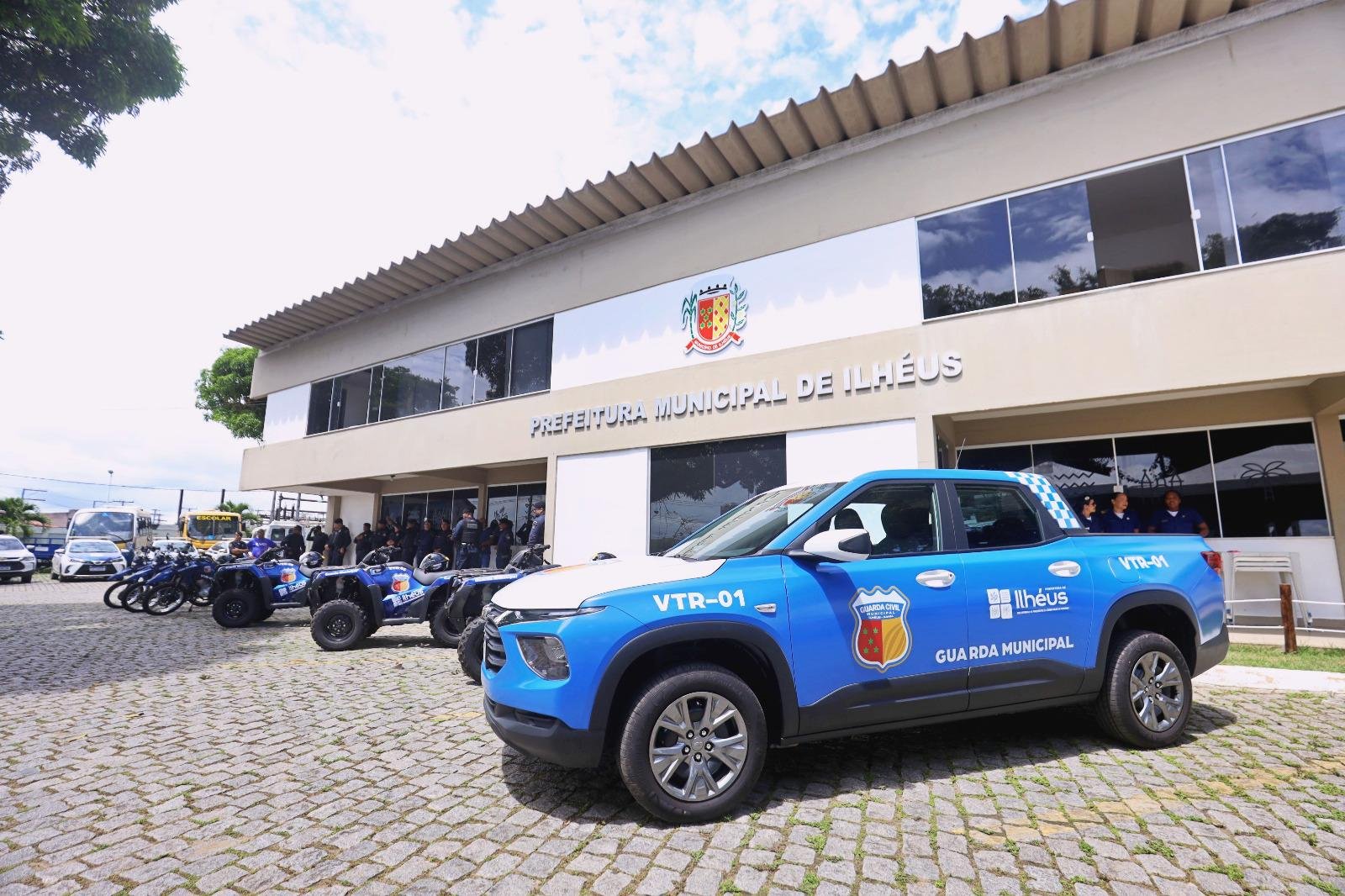 GUARDA CIVIL MUNICIPAL DE ILHÉUS RECEBE COLETES, MOTOS E NOVA VIATURA EM CERIMÔNIA DOS 45 ANOS