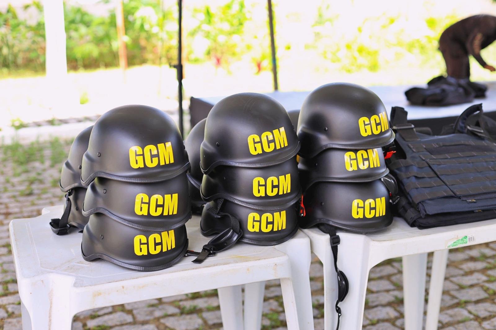 GUARDA CIVIL MUNICIPAL DE ILHÉUS RECEBE COLETES, MOTOS E NOVA VIATURA EM CERIMÔNIA DOS 45 ANOS