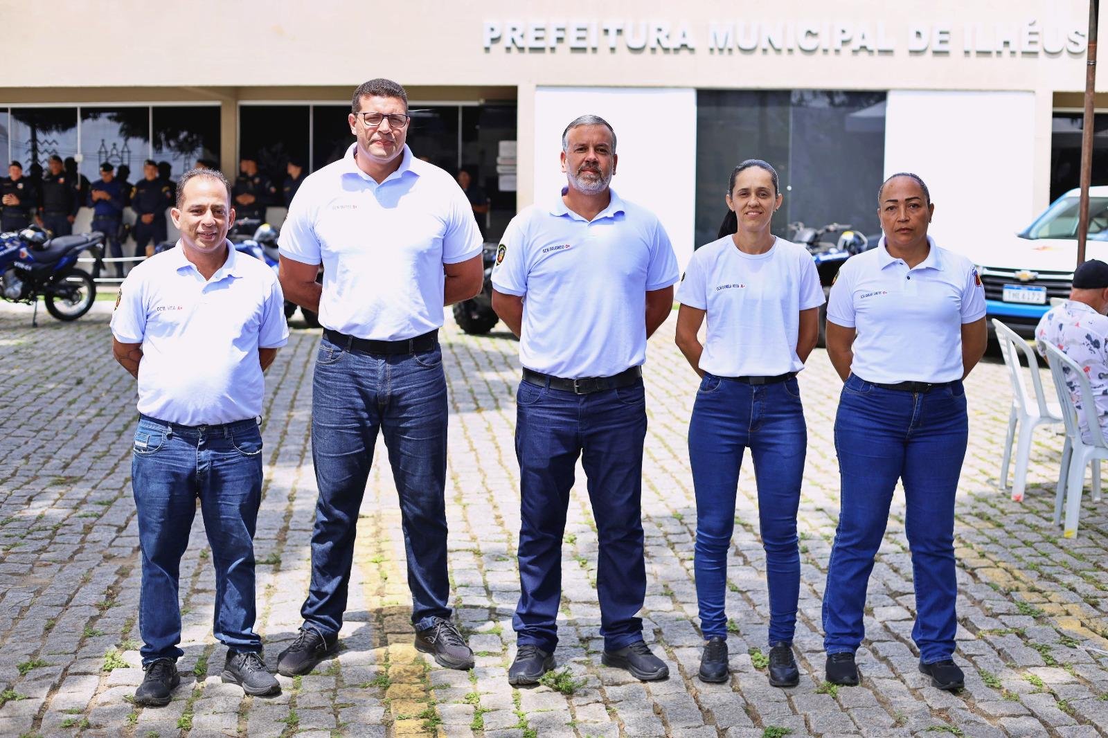 GUARDA CIVIL MUNICIPAL DE ILHÉUS RECEBE COLETES, MOTOS E NOVA VIATURA EM CERIMÔNIA DOS 45 ANOS