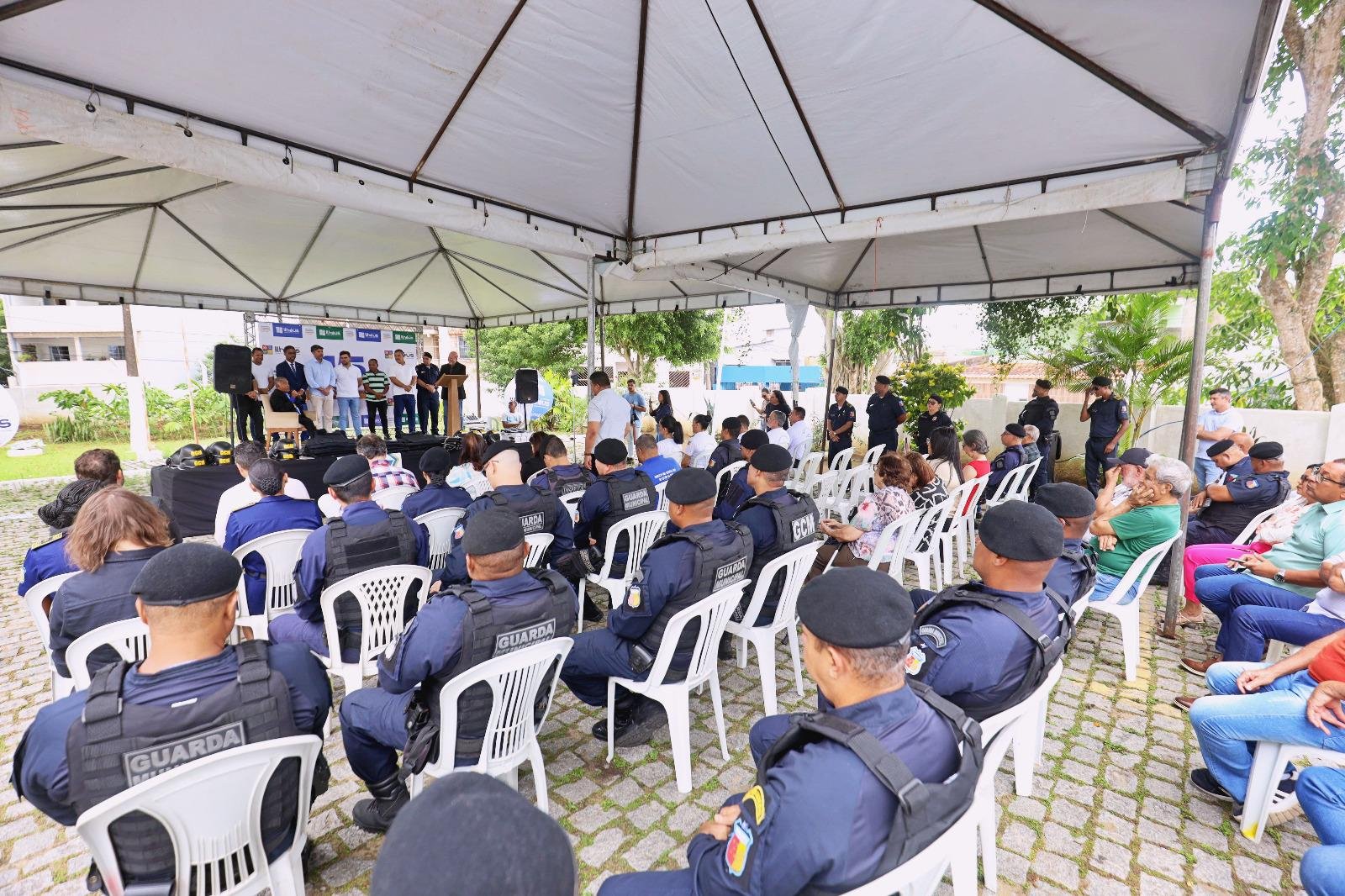 GUARDA CIVIL MUNICIPAL DE ILHÉUS RECEBE COLETES, MOTOS E NOVA VIATURA EM CERIMÔNIA DOS 45 ANOS