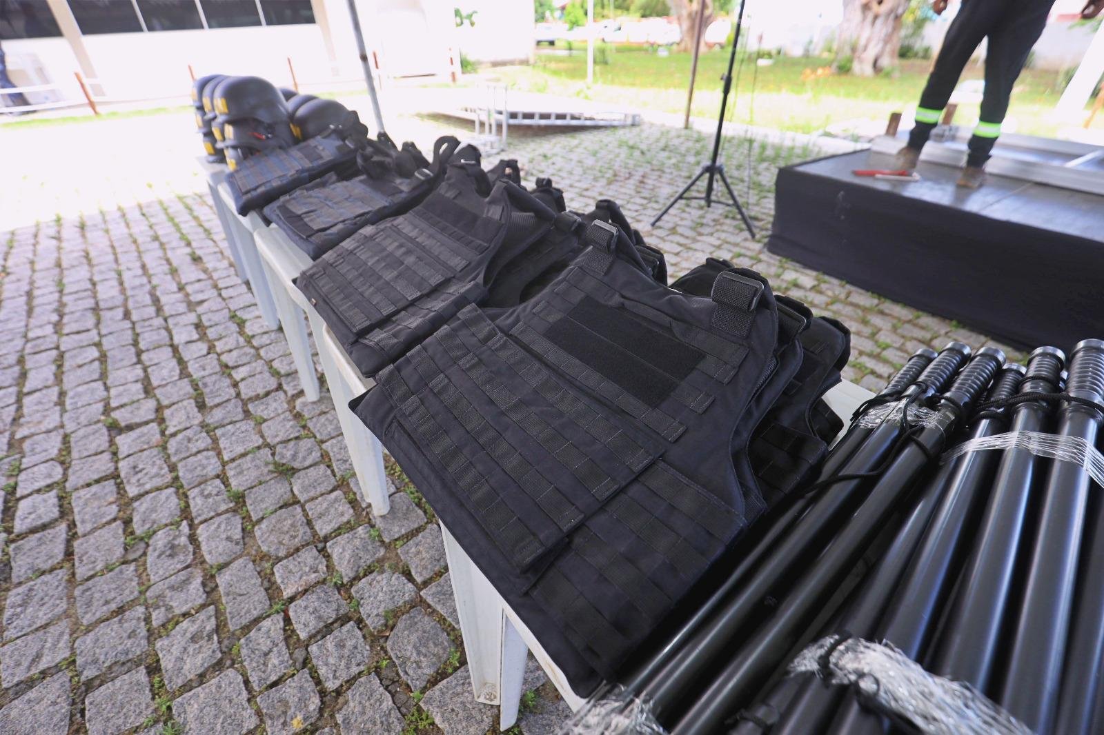 GUARDA CIVIL MUNICIPAL DE ILHÉUS RECEBE COLETES, MOTOS E NOVA VIATURA EM CERIMÔNIA DOS 45 ANOS