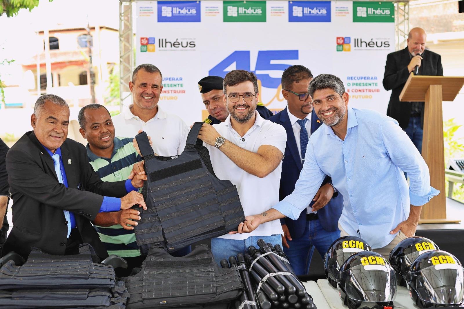 GUARDA CIVIL MUNICIPAL DE ILHÉUS RECEBE COLETES, MOTOS E NOVA VIATURA EM CERIMÔNIA DOS 45 ANOS