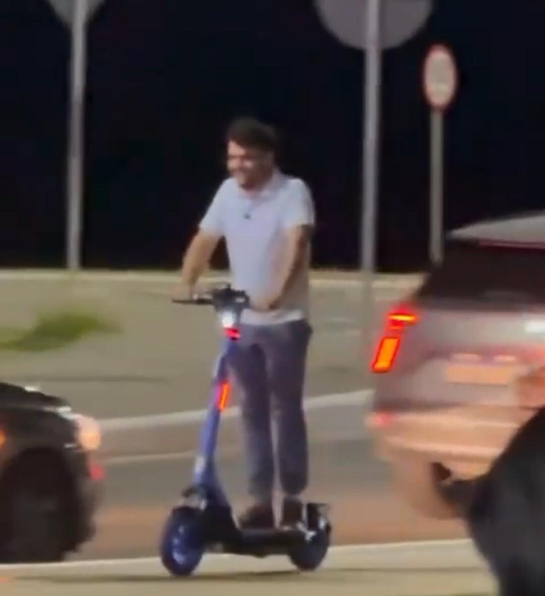 PREFEITO VALDERICO JÚNIOR CHEGA DE PATINETE À SOLENIDADE DE REINAUGURAÇÃO DA ILUMINAÇÃO CÊNICA DA PONTE JORGE AMADO