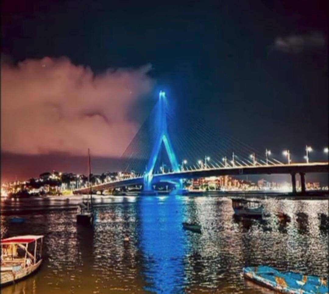 PREFEITO VALDERICO JÚNIOR CHEGA DE PATINETE À SOLENIDADE DE REINAUGURAÇÃO DA ILUMINAÇÃO CÊNICA DA PONTE JORGE AMADO