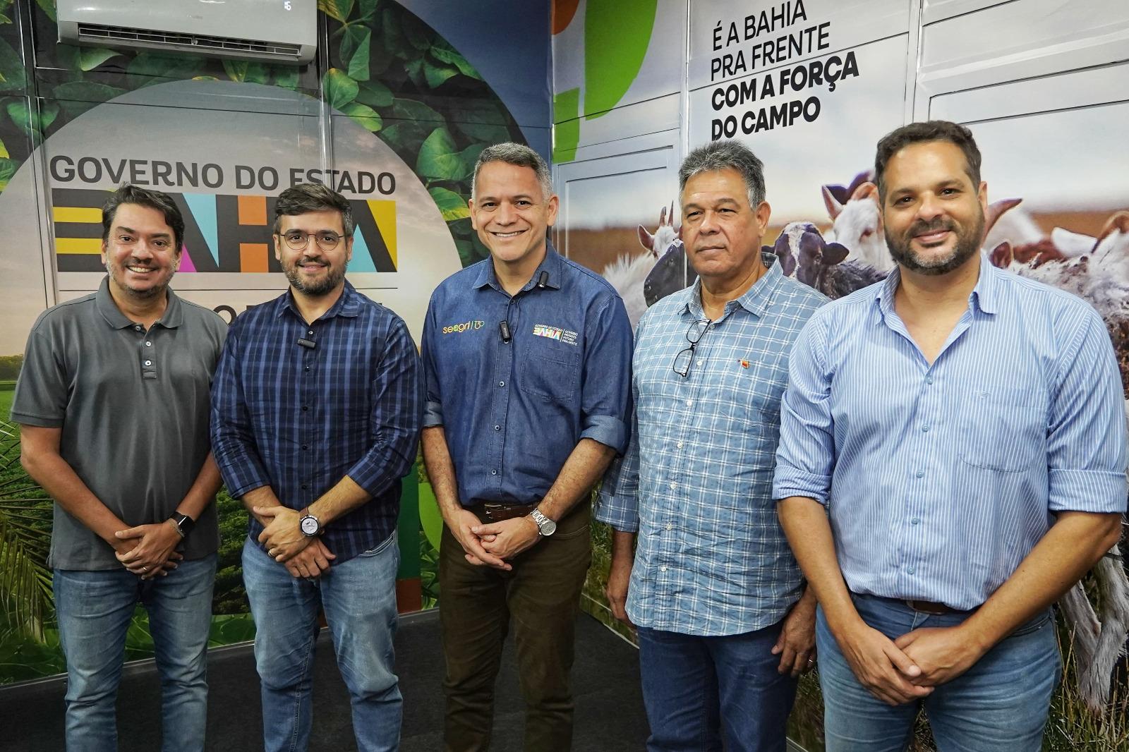 PREFEITO VALDERICO JUNIOR SE REÚNE COM O SECRETÁRIO DE AGRICULTURA DA BAHIA, PABLO BARROZO, DURANTE A FENAGRO PREFEITO VALDERICO JUNIOR SE REÚNE COM O SECRETÁRIO DE AGRICULTURA DA BAHIA, PABLO BARROZO, DURANTE A FENAGRO