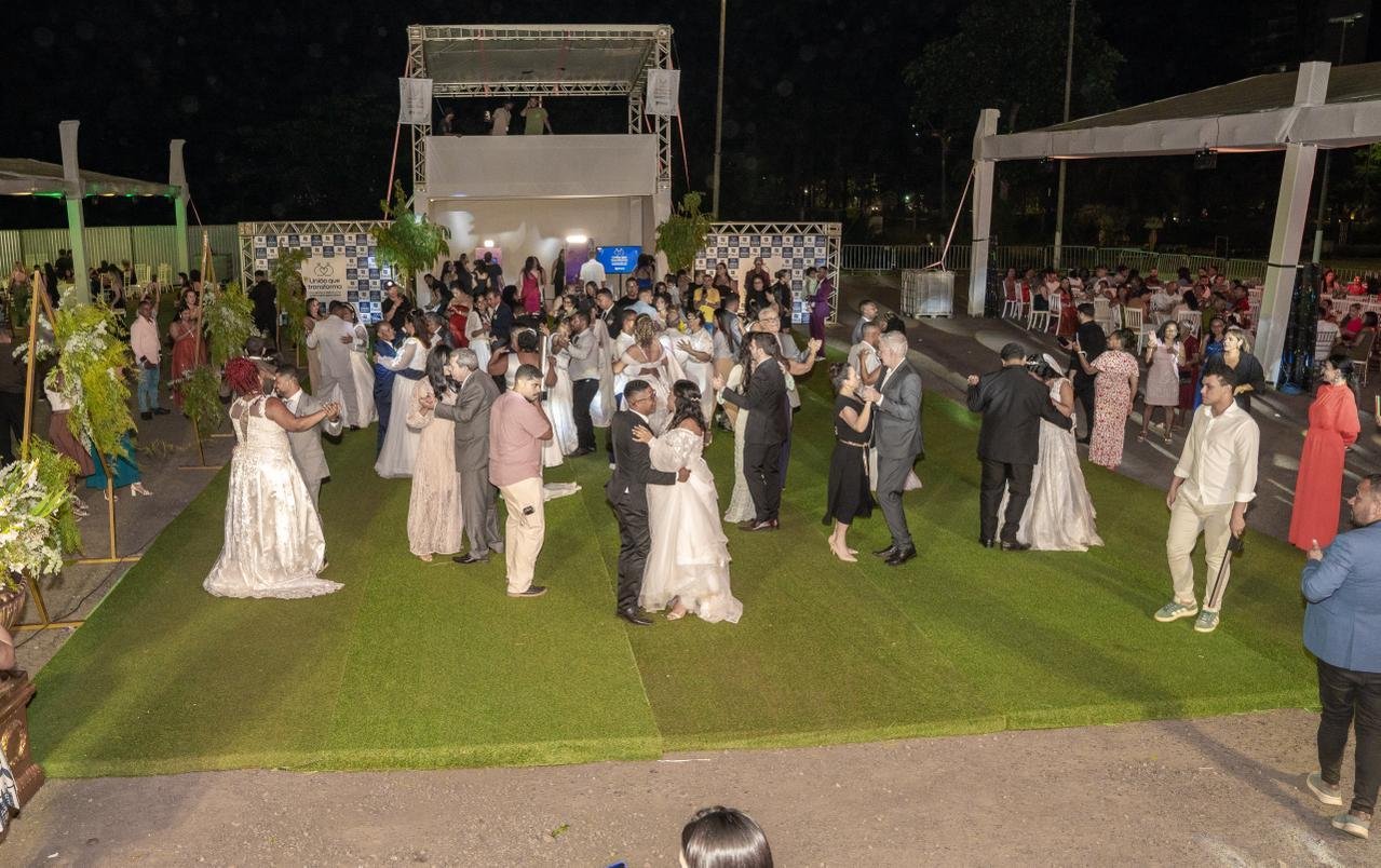 ILHÉUS CELEBRA A UNIÃO DE 35 CASAIS EM CASAMENTO COMUNITÁRIO
