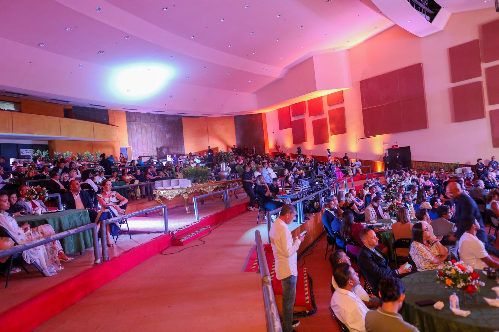 ILHÉUS CELEBRA TRAJETÓRIAS DE LIDERANÇA: MOACYR LEITE E VINÍCIUS IBRANN RECEBEM TÍTULO DE CIDADÃO ILHEENSE ILHÉUS CELEBRA TRAJETÓRIAS DE LIDERANÇA: MOACYR LEITE E VINÍCIUS IBRANN RECEBEM TÍTULO DE CIDADÃO ILHEENSE