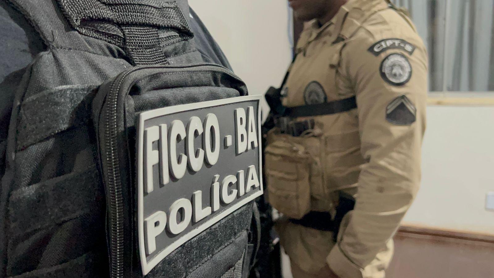 MULHER É PRESA EM ILHÉUS POR NEGOCIAR ARMAS COM FACÇÕES CRIMINOSAS
