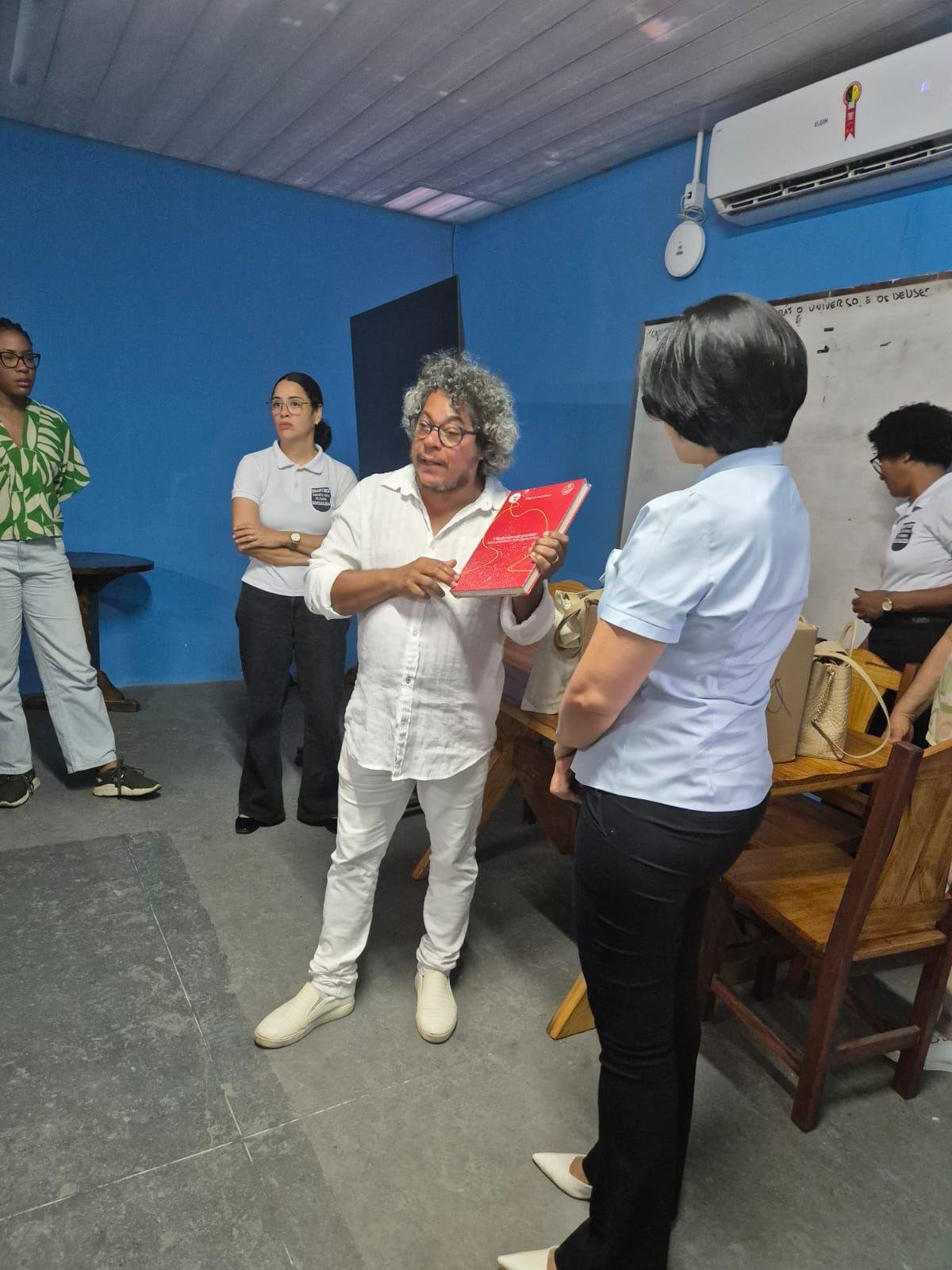 TEATRO POPULAR DE ILHÉUS ENTREGA LIVROS AO CONJUNTO PENAL DE ITABUNA E REFORÇA COMPROMISSO COM A RESSOCIALIZAÇÃO 