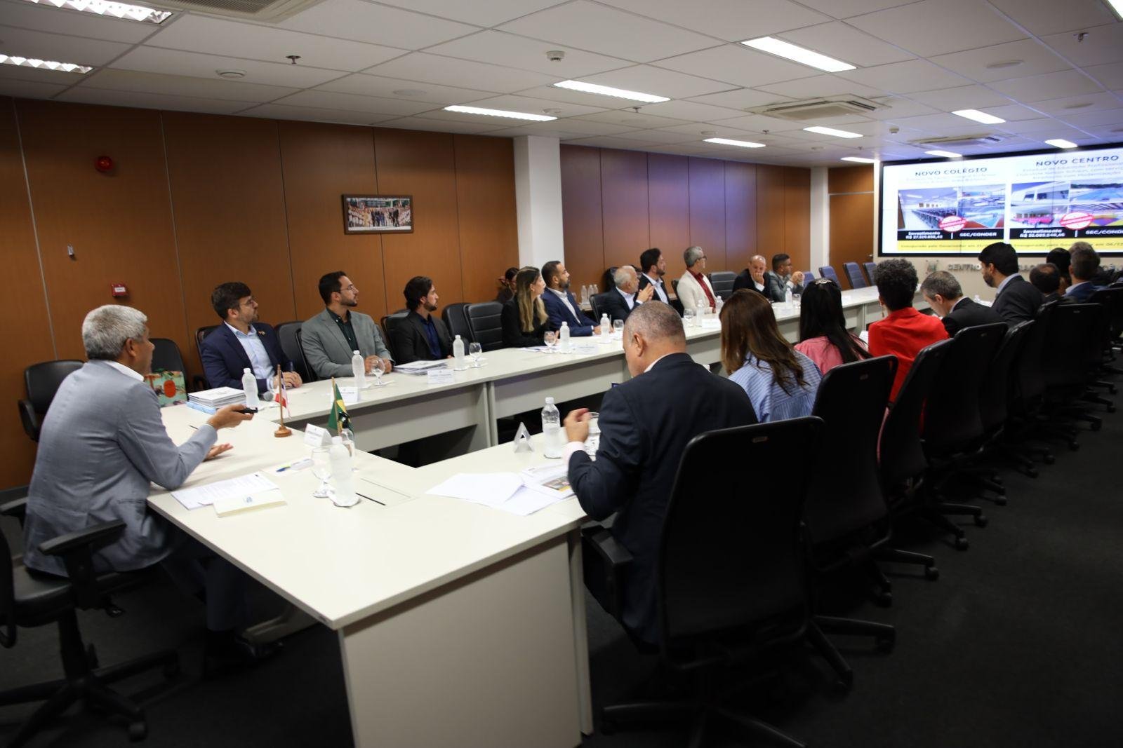 AMBULÂNCIAS, VEÍCULOS ADMINISTRATIVOS E EQUIPAMENTOS PARA A SAÚDE SÃO ENTREGUES PELO GOVERNO DO ESTADO DURANTE REUNIÃO COM PREFEITURA DE ILHÉUS 