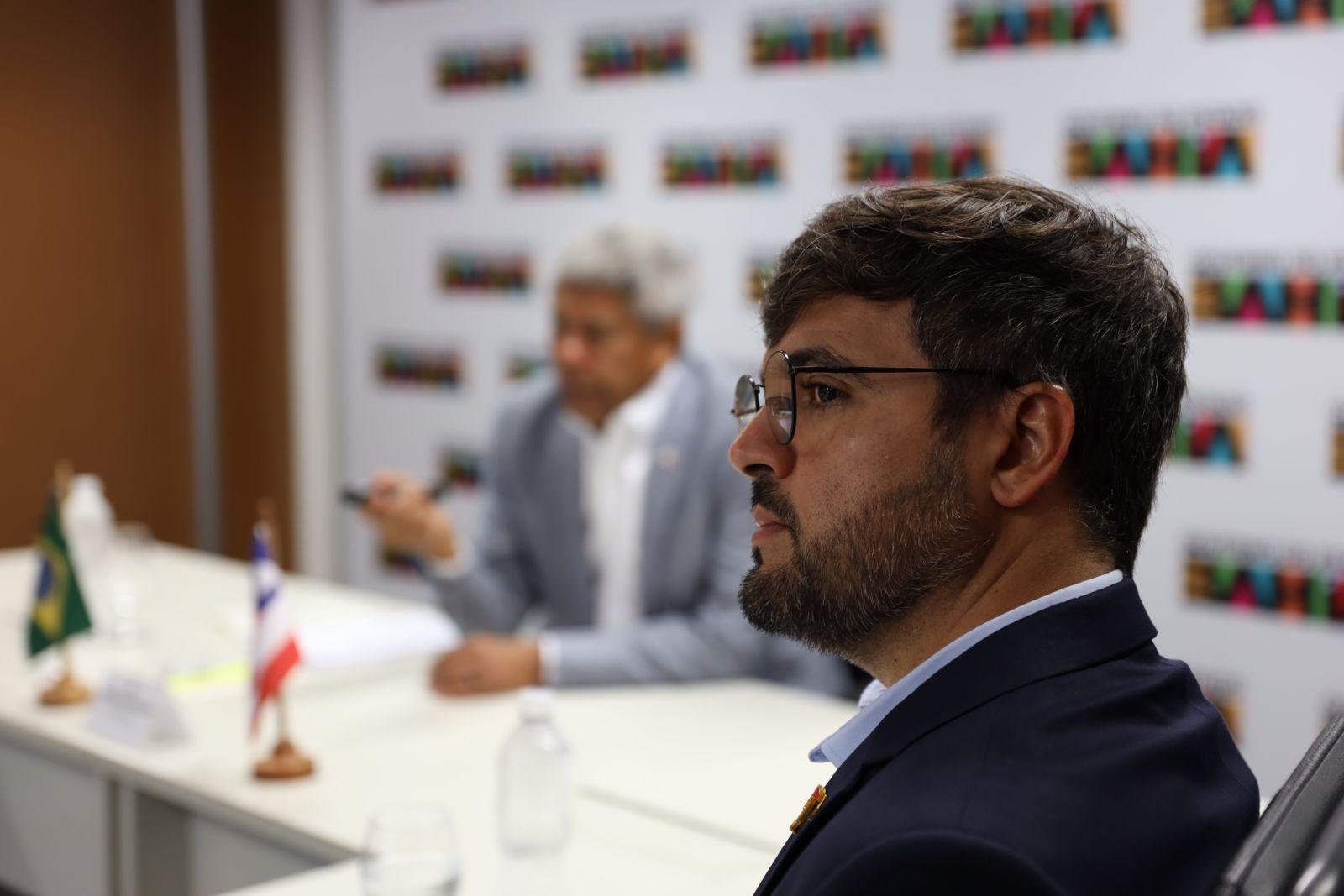 AMBULÂNCIAS, VEÍCULOS ADMINISTRATIVOS E EQUIPAMENTOS PARA A SAÚDE SÃO ENTREGUES PELO GOVERNO DO ESTADO DURANTE REUNIÃO COM PREFEITURA DE ILHÉUS 