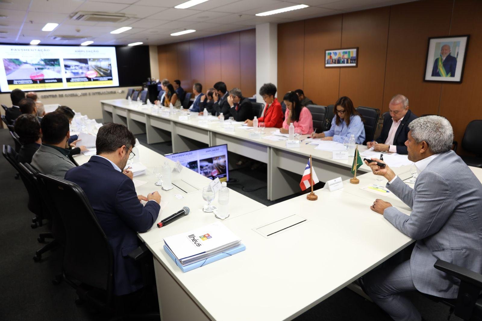 AMBULÂNCIAS, VEÍCULOS ADMINISTRATIVOS E EQUIPAMENTOS PARA A SAÚDE SÃO ENTREGUES PELO GOVERNO DO ESTADO DURANTE REUNIÃO COM PREFEITURA DE ILHÉUS 