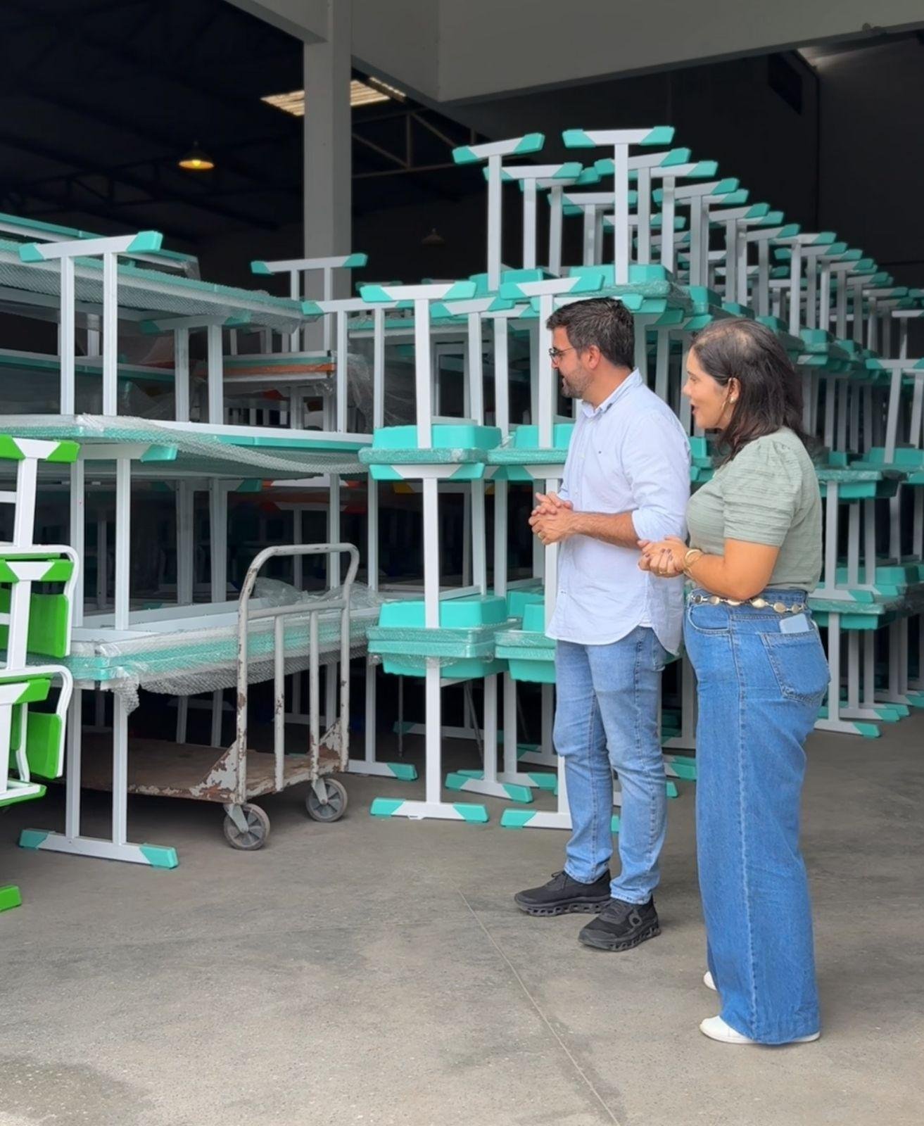 ESCOLAS DA REDE MUNICIPAL DE ILHÉUS RECEBE MAIS DE MIL NOVOS CONJUNTOS DE MESAS E CADEIRAS