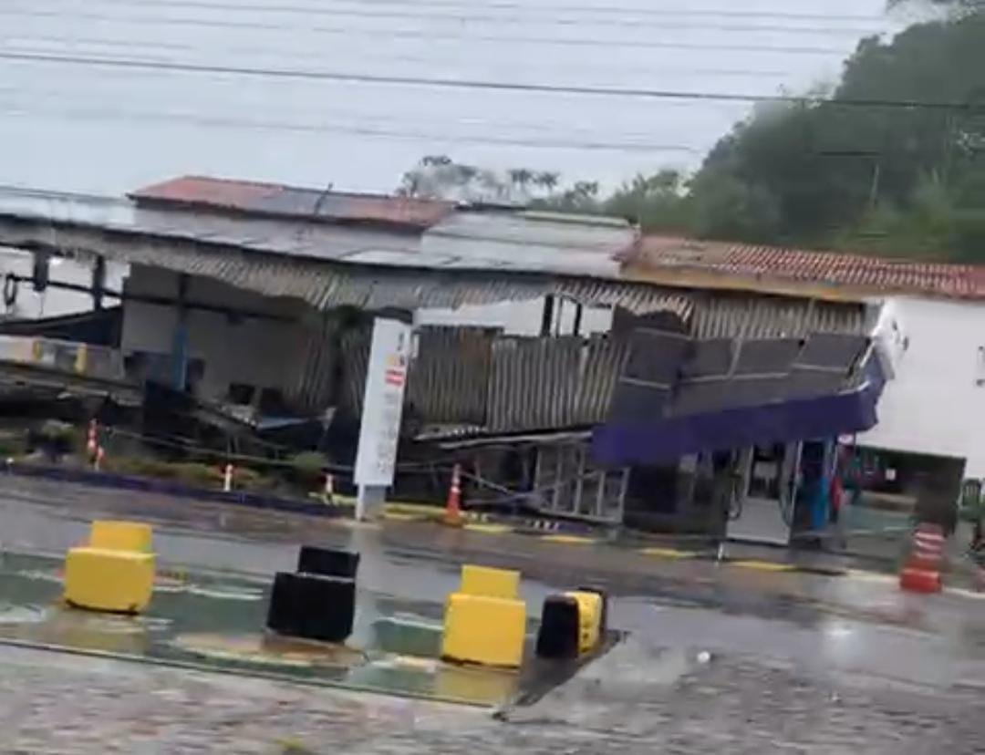TETO DE POSTO DE COMBUSTÍVEIS DESABA APÓS FORTE CHUVA EM ILHÉUS