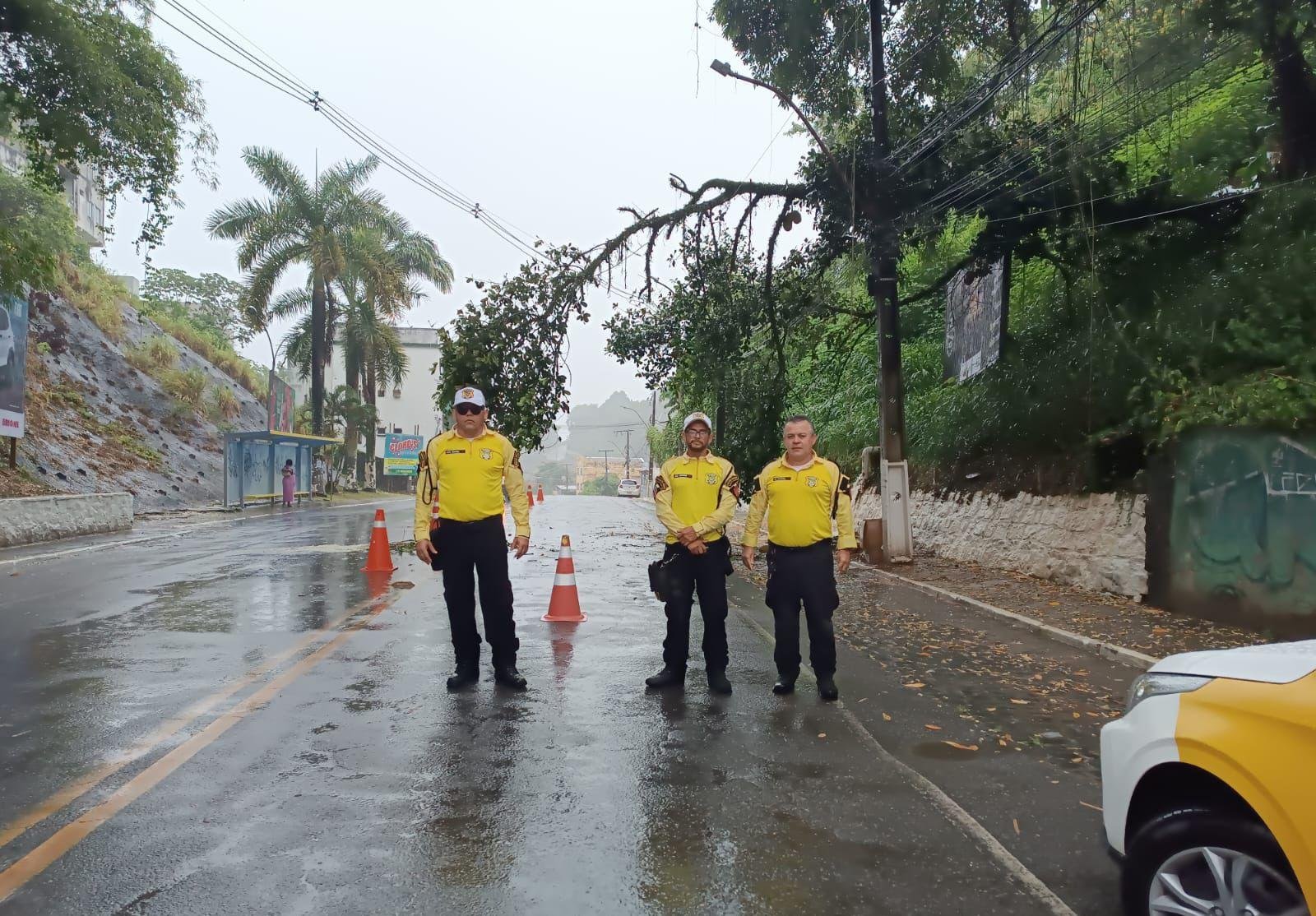 ILHÉUS MOBILIZA EQUIPES PARA REDUZIR OS IMPACTOS DA CHUVA NO MUNICÍPIO