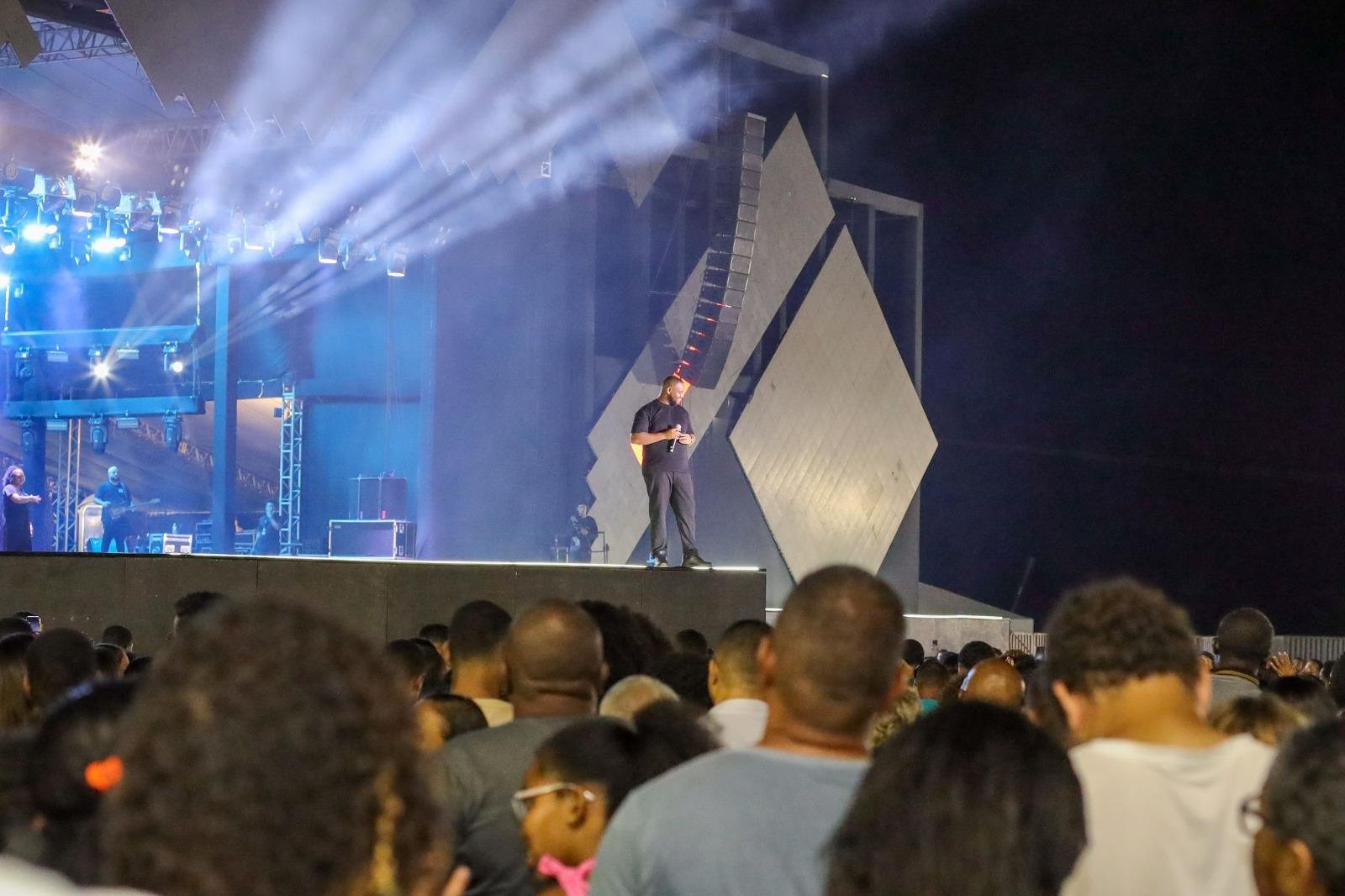 ILHÉUS ABENÇOADA ABRE A VIRADA ILHÉUS 2026 COM NOITE MARCADA POR FÉ, ORGANIZAÇÃO E TRANQUILIDADE