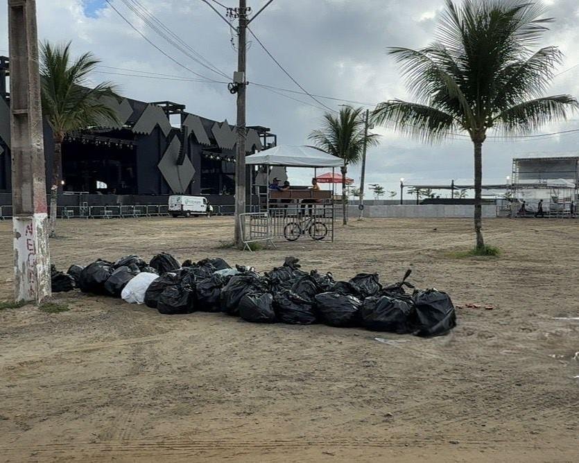 OPERAÇÃO DE LIMPEZA É REALIZADA NA ARENA DE EVENTOS DA AVENIDA SOARES LOPES APÓS PRIMEIRO DIA DA VIRADA ILHÉUS 2026