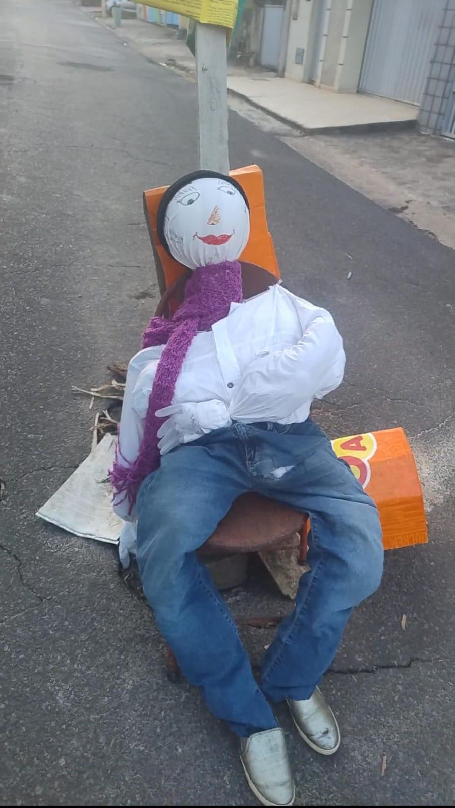 MORADORES COLOCAM BONECO EM BURACO QUE VIROU CRATERA NA AVENIDA BELMONTE, EM ILHÉUS