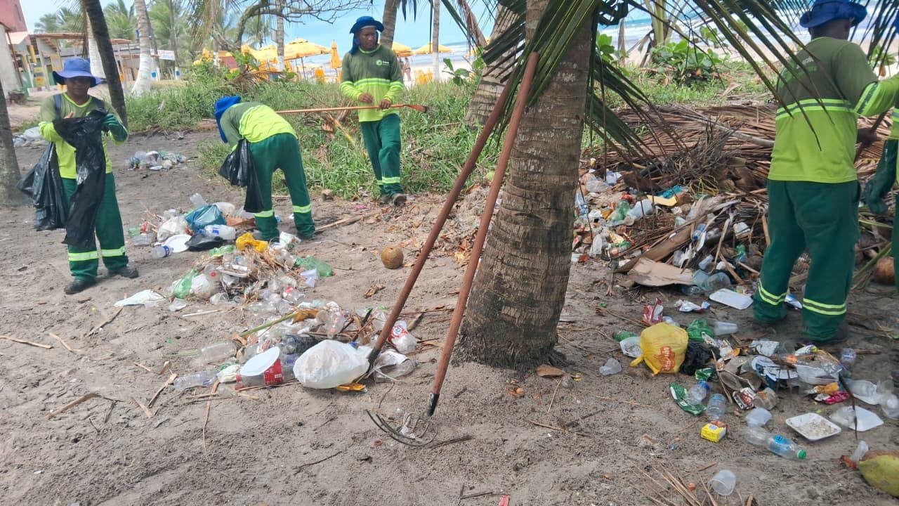 LIMPEZA NAS PRAIAS DO CURURUPE E OLIVENÇA É INTENSIFICADA