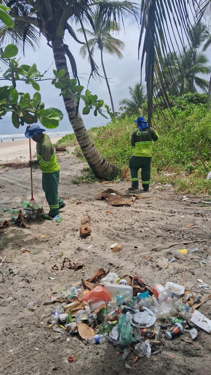 LIMPEZA NAS PRAIAS DO CURURUPE E OLIVENÇA É INTENSIFICADA