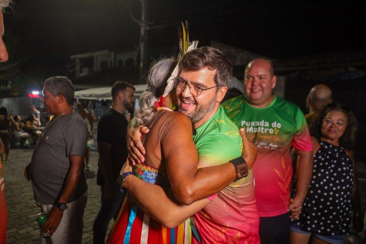 POLÍTICOS MARCAM PRESENÇA NA PUXADA DO MASTRO DE SÃO SEBASTIÃO EM OLIVENÇA E AMPLIAM OLHAR PARA 2026