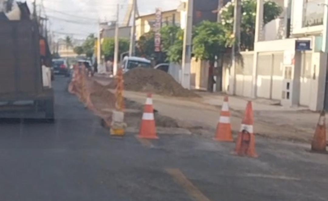 SECRETÁRIO DE INFRAESTRUTURA EXPLICA NOVO SERVIÇO NA RUA LAUDELINO REZENDE MENDONÇA NO PONTAL, EM ILHÉUS