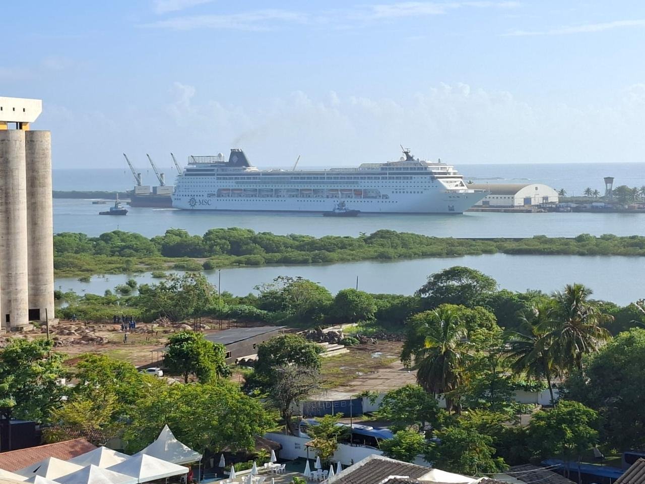 TAXISTAS TENTAM IMPEDER ÔNIBUS DA ROTA DE ENTRAREM NO PORTO DE ILHÉUS TAXISTAS TENTAM IMPEDER ÔNIBUS DA ROTA DE ENTRAREM NO PORTO DE ILHÉUS