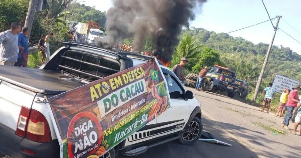 PRODUTORES DE CACAU INTERDITAM BR-101, EM AURELINO LEAL, E COBRAM MEDIDAS PARA CONTER QUEDA DE PREÇO DE PRODUTO