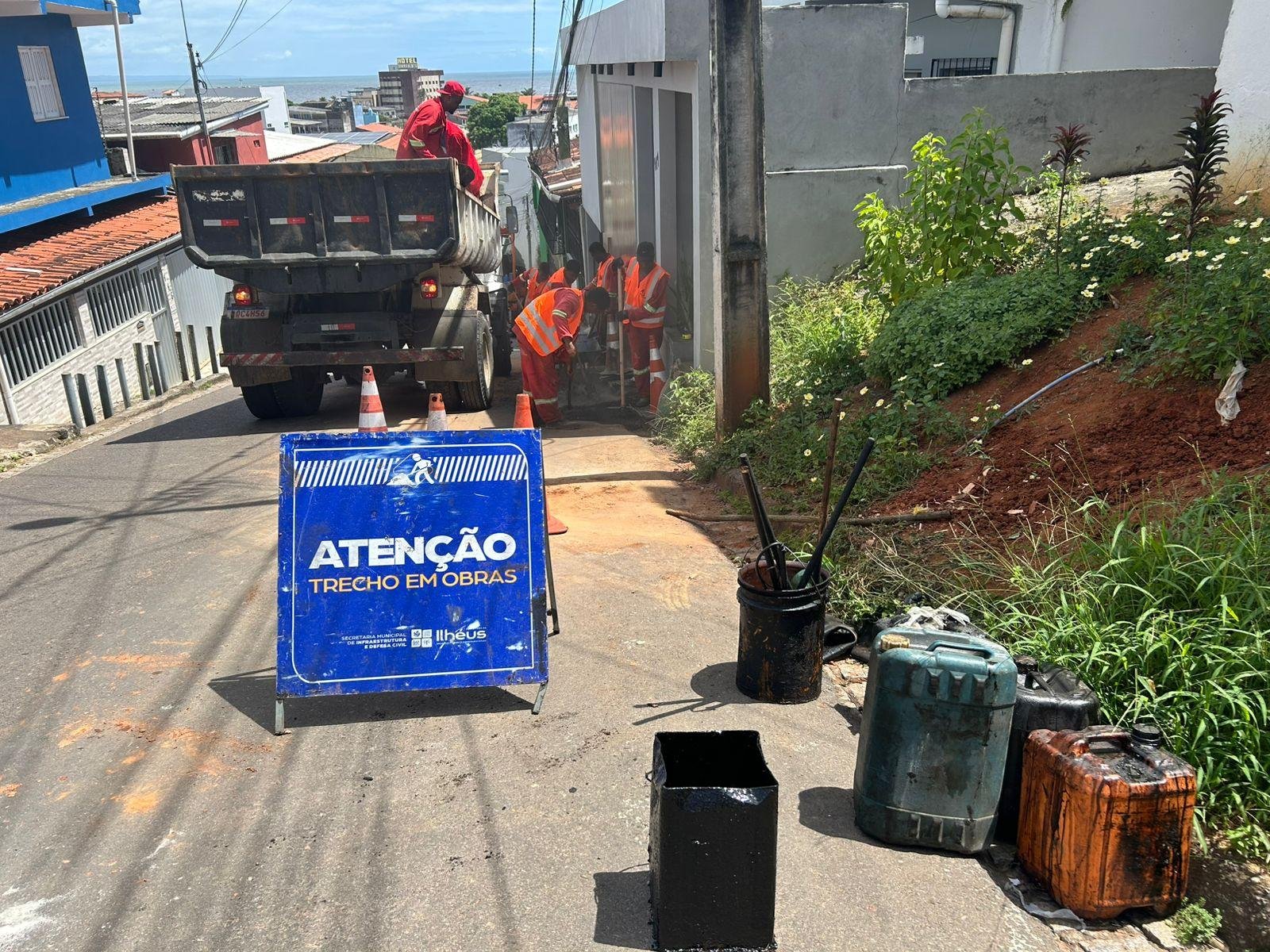 OPERAÇÃO TAPA-BURACO É REALIZADA NA AVENIDA LUIS EDUARDO MAGALHÃES (LITORÂNEA) E TAPERA