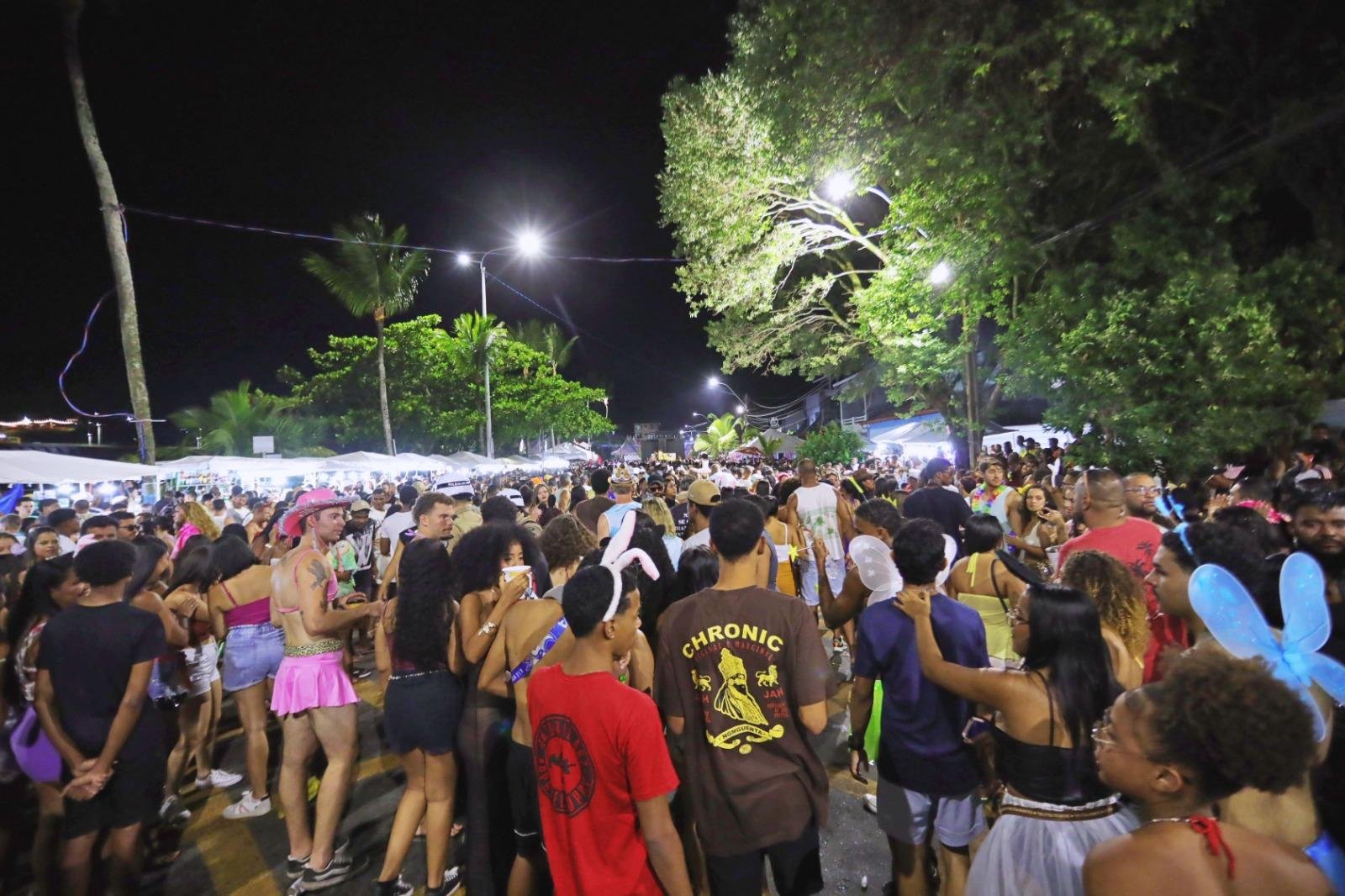 CARNAVAL DE ILHÉUS 2026 COMEÇA COM FESTA, BLOCOS DE RUA E MULTIDÃO NO PONTAL